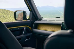 Land Rover Defender Trophy Edition Launched: Rugged Luxury Starting from 2.9 Billion VND - image 9