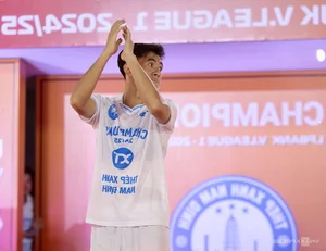 Nam Dinh Officially Receives the V-League 2024-2025 Championship Trophy - image 6