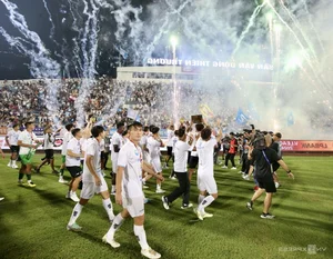Nam Dinh Officially Receives the V-League 2024-2025 Championship Trophy - image 9
