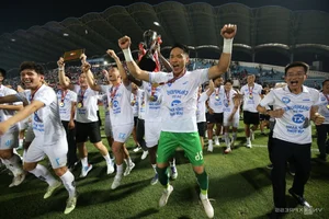 Nam Dinh Officially Receives the V-League 2024-2025 Championship Trophy - image 7