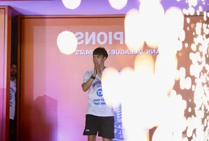 Nam Dinh Officially Receives the V-League 2024-2025 Championship Trophy - image 4