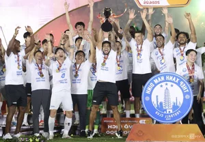Nam Dinh Officially Receives the V-League 2024-2025 Championship Trophy - image 0