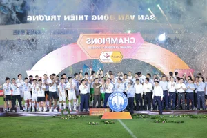 Nam Dinh Officially Receives the V-League 2024-2025 Championship Trophy - image 8