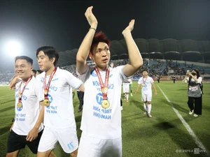 Nam Dinh Officially Receives the V-League 2024-2025 Championship Trophy - image 1