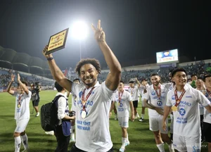 Nam Dinh Officially Receives the V-League 2024-2025 Championship Trophy - image 5