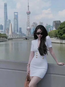 True Elegance: How Natural Charisma Elevates Budget Fashion to Luxury Heights - image 8