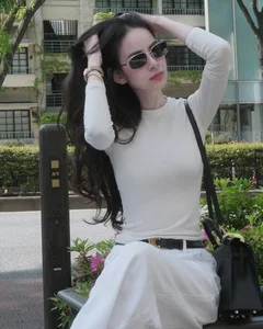 True Elegance: How Natural Charisma Elevates Budget Fashion to Luxury Heights - image 1
