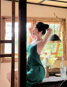Single Mother Elly Tran Stuns with Snow White Skin and Chic Fashion - image 2