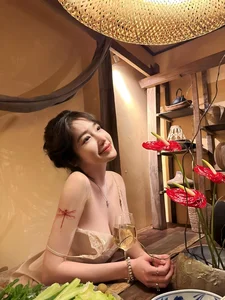 Single Mother Elly Tran Stuns with Snow White Skin and Chic Fashion - image 1