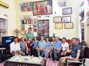 A Family of 500: The Massive Gathering in Hai Duong That Took 30 Minutes to Photograph - image 3