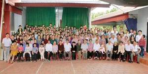A Family of 500: The Massive Gathering in Hai Duong That Took 30 Minutes to Photograph - image 7