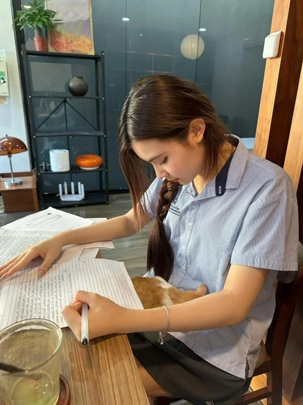 MC Quyen Linh Shares Heartwarming Childhood Photos of Youngest Daughter Hat De