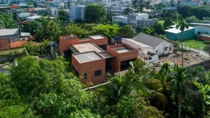 Beat the Heat: Stunning Tropical House Design in Bustling Saigon - image 5