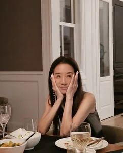 Vera Wang Stuns Red Carpet Bare-Faced: Ageless Queen of Bridal Fashion - image 6