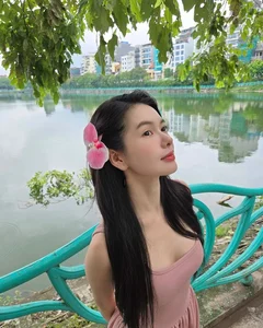 Popular Drama Actress Captivates Fans with Stunning West Lake Photos - image 4