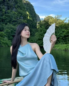 Popular Drama Actress Captivates Fans with Stunning West Lake Photos - image 5