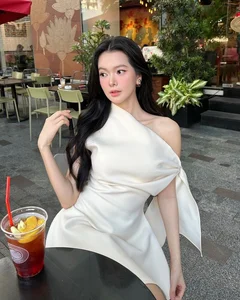 Popular Drama Actress Captivates Fans with Stunning West Lake Photos - image 1