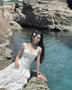 Popular Drama Actress Captivates Fans with Stunning West Lake Photos - image 6