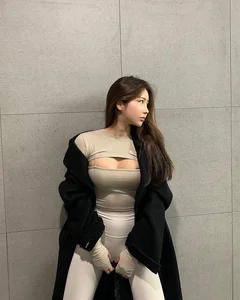 Korean Gen Z Fitness Model Kim Na Yoon Shares Her Secrets to a Toned Waist - image 7
