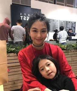Billionaire’s Wife and Her Daughters: Overcoming Scrutiny with Grace - image 9