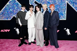 VMAs 2023 Pink Carpet Highlights: K-Pop Icons TXT, Stray Kids, and Mysterious Taylor Swift - image 3