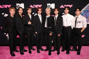 VMAs 2023 Pink Carpet Highlights: K-Pop Icons TXT, Stray Kids, and Mysterious Taylor Swift - image 6