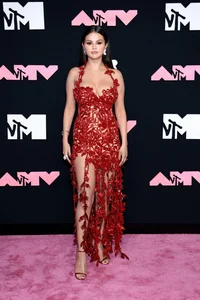 VMAs 2023 Pink Carpet Highlights: K-Pop Icons TXT, Stray Kids, and Mysterious Taylor Swift - image 7