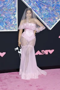 VMAs 2023 Pink Carpet Highlights: K-Pop Icons TXT, Stray Kids, and Mysterious Taylor Swift - image 10