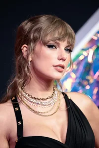 VMAs 2023 Pink Carpet Highlights: K-Pop Icons TXT, Stray Kids, and Mysterious Taylor Swift - image 11