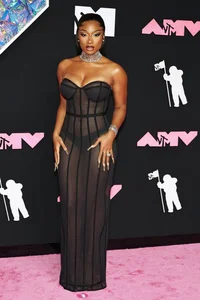 VMAs 2023 Pink Carpet Highlights: K-Pop Icons TXT, Stray Kids, and Mysterious Taylor Swift - image 4