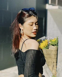 MC Cat Tuong Daughter Stunning Beauty and Elegant Style Revealed - image 0