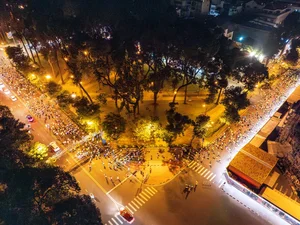 VnExpress Marathon Lights Up Ho Chi Minh City in Spectacular Night Run - image 4