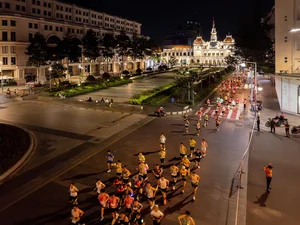 VnExpress Marathon Lights Up Ho Chi Minh City in Spectacular Night Run - image 5