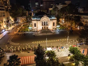VnExpress Marathon Lights Up Ho Chi Minh City in Spectacular Night Run - image 7