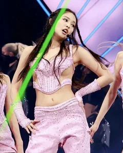 Female Idol Sparks Online Buzz with Bold Concert Performance Fashion - image 0