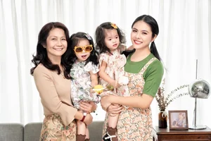 Van Trang and Husband Share Adorable Photos of Twin Daughters - image 4