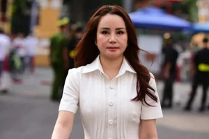 Vy Oanh Confidently Showcases Ageless Beauty Alongside Miss Vietnam Star - image 0