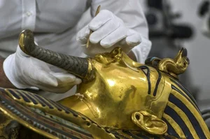 Ancient Floral Wreath on Famous Egyptian Pharaoh's Mummy Reveals Historical Secrets - image 4