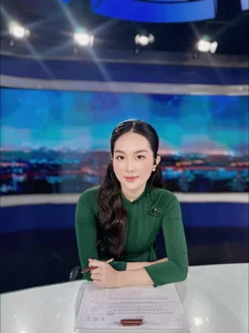 Stunning Nghe An TV Host Amazes Fans in Beautiful Photo with Her Daughter - image 1