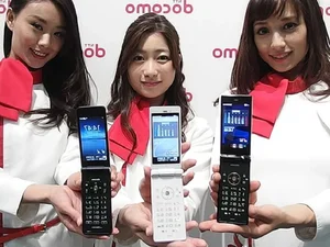 Tech History: Remembering Japan's Most Bizarre and Innovative Phones - image 4