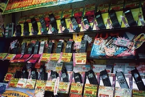 Tech History: Remembering Japan's Most Bizarre and Innovative Phones - image 5