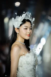Quyen Linh's 18-Year-Old Daughter Lo Lem Makes Stunning Catwalk Debut - image 0