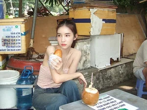 Thai Transgender Icon Turns Heads on the Streets of Hanoi - image 4