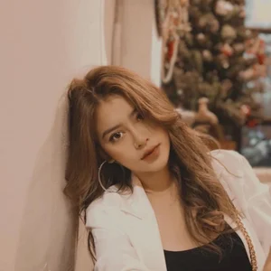 Kim Tử Long’s Beautiful Daughter Celebrates Joint Birthday with Her Famous Father - image 2