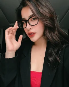 Kim Tử Long’s Beautiful Daughter Celebrates Joint Birthday with Her Famous Father - image 6
