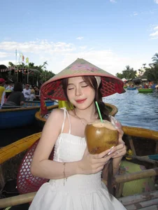 Tiktoker Ngan Ha Captures Hearts with Graceful Photos on Hoi An Basket Boats - image 2