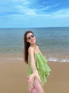 Vietnamese Celebrity Fashion: Hoa Minzy's Princess Gown vs Jennifer Pham's Minimalist Elegance - image 4