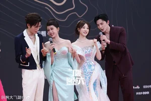 Star Studded Red Carpet Highlights at Tencent Video All Star Awards 2025 - image 5