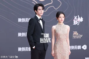 Star Studded Red Carpet Highlights at Tencent Video All Star Awards 2025 - image 16