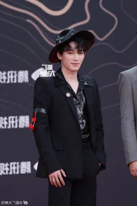 Star Studded Red Carpet Highlights at Tencent Video All Star Awards 2025 - image 15